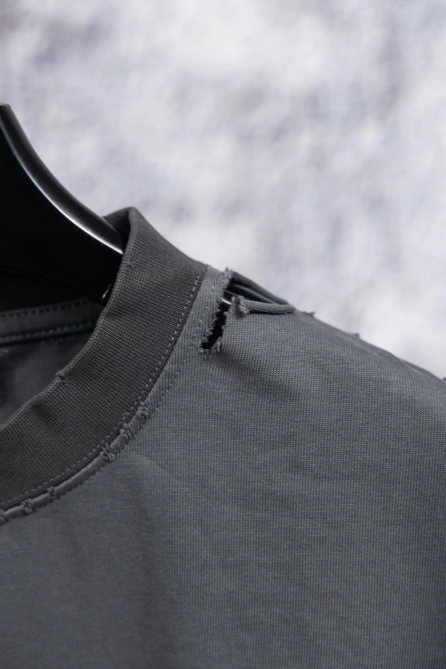 Balenciaga 2026 T T ！ ， ， 。 ， 。 ， look 。 ， 。 ！ ▪️ : 300 ， ▪️ 32S ，300 ； 32s+70D ，300g：95/ *5% 。 Breathable， ，Breathable ； ， ， 。 Breathable， ，Breathable ； 。 32 Premium ，70D ， ， 。 ▪️ New Arrival ▪️ Same Style ▪️ ▪️ ：White Gray ▪️Size：S-XL
